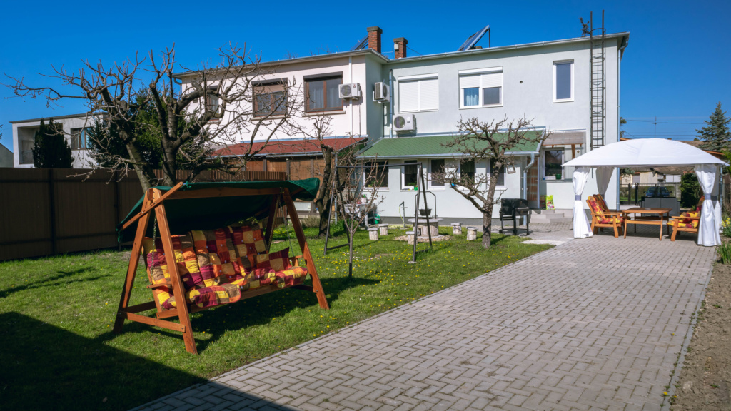 Vica Apartman Kerti hintaágy