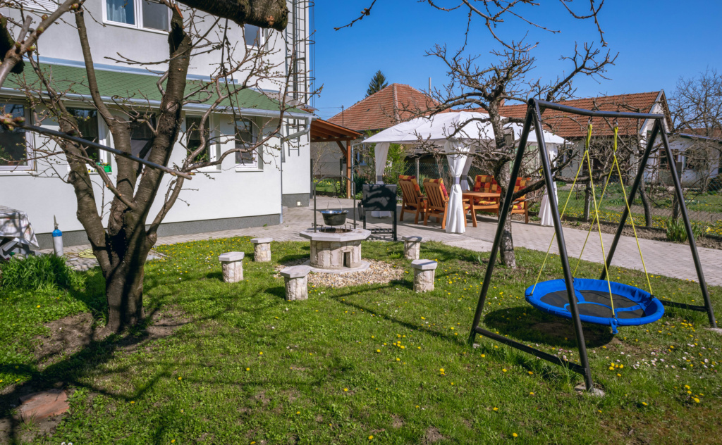 Vica Apartman Kerti sütögető és gyerekhinta